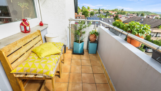 Helle, 2-Zimmer-Dachgeschoßwohnung mit Balkon in einer ruhigen Lage von LE-Oberaichen