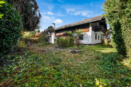 Großzügiges Einfamilienhaus mit idyllischem Garten und Alpenblick am Ortsrand von Bruckmühl