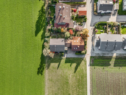 Großzügiges Einfamilienhaus mit idyllischem Garten und Alpenblick am Ortsrand von Bruckmühl