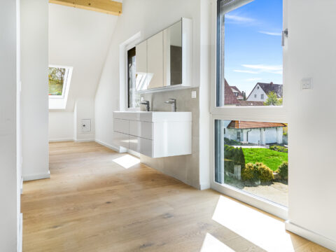 Bieterverfahren: Erstbezug! Exklusives und luxuriöses EFH mit ca. 1950 m² Grundstück in Gniebel