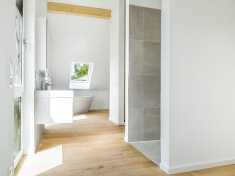 Bieterverfahren: Erstbezug! Exklusives und luxuriöses EFH mit ca. 1950 m² Grundstück in Gniebel