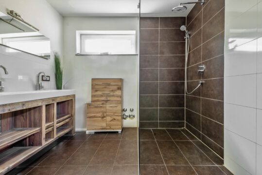 Design, Raum und Flexibilität – eine moderne Bauhausvilla mit Pool für alle Lebensphasen Design, Raum und Flexibilität – eine moderne Bauhausvilla mit Pool für alle Lebensphasen