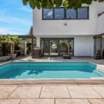 Design, Raum und Flexibilität – eine moderne Bauhausvilla mit Pool für alle Lebensphasen