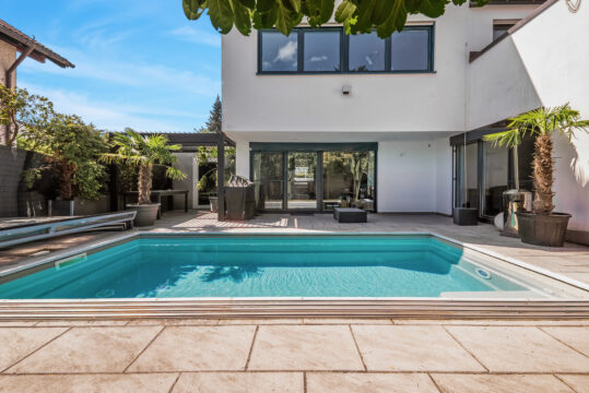 Design, Raum und Flexibilität – eine moderne Bauhausvilla mit Pool für alle Lebensphasen