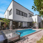 Design, Raum und Flexibilität – eine moderne Bauhausvilla mit Pool für alle Lebensphasen