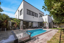 Design, Raum und Flexibilität – eine moderne Bauhausvilla mit Pool für alle Lebensphasen