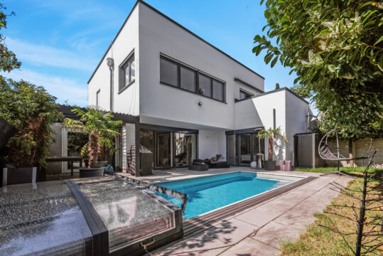 Design, Raum und Flexibilität – eine moderne Bauhausvilla mit Pool für alle Lebensphasen