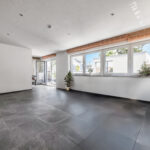 Design, Raum und Flexibilität – eine moderne Bauhausvilla mit Pool für alle Lebensphasen