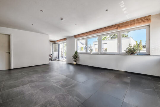 Design, Raum und Flexibilität – eine moderne Bauhausvilla mit Pool für alle Lebensphasen