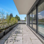 Design, Raum und Flexibilität – eine moderne Bauhausvilla mit Pool für alle Lebensphasen