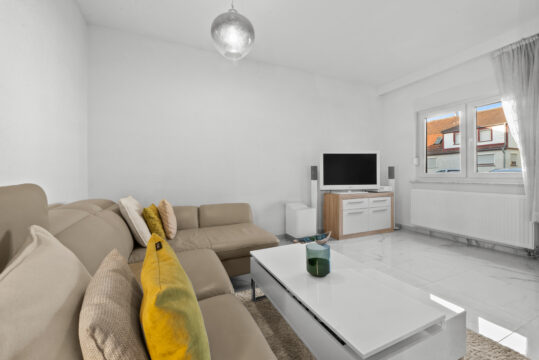 Renovierte 4,5 Zimmer Wohnung mit separatem Hauseingang und Stellplatz in Gärtringen