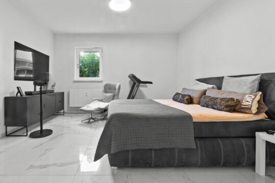 Renovierte 4,5 Zimmer Wohnung mit separatem Hauseingang und Stellplatz in Gärtringen