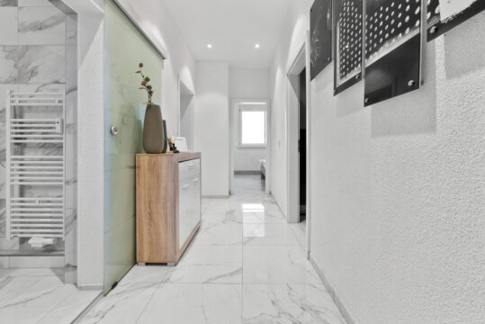 Renovierte 4,5 Zimmer Wohnung mit separatem Hauseingang und Stellplatz in Gärtringen