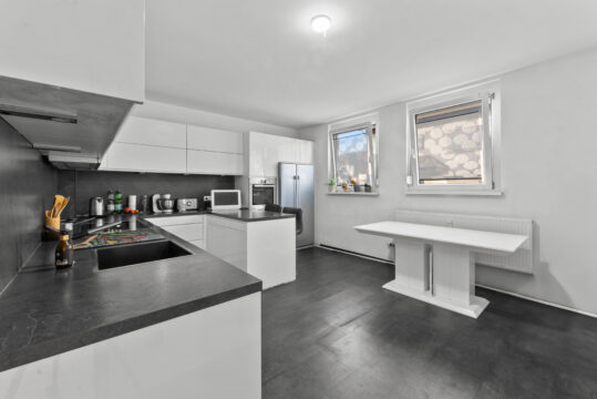 Renovierte 4,5 Zimmer Wohnung mit separatem Hauseingang und Stellplatz in Gärtringen