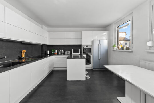 Renovierte 4,5 Zimmer Wohnung mit separatem Hauseingang und Stellplatz in Gärtringen