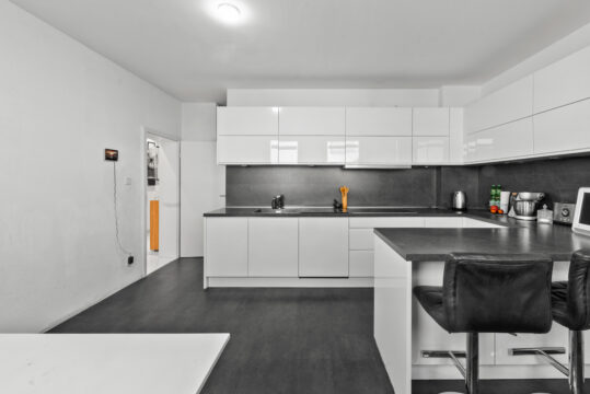 Renovierte 4,5 Zimmer Wohnung mit separatem Hauseingang und Stellplatz in Gärtringen