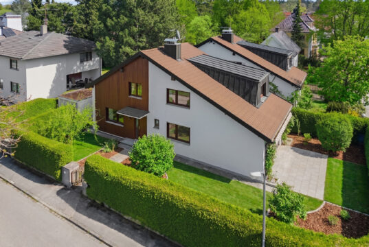 Freistehendes Einfamilienhaus mit Garten und Garage in familienfreundlicher Wohnlage von München