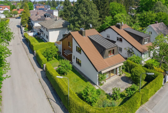Freistehendes Einfamilienhaus mit Garten und Garage in familienfreundlicher Wohnlage von München