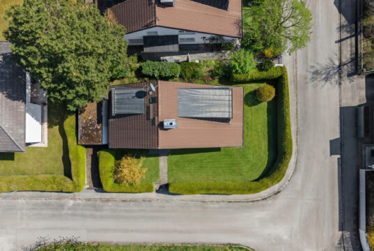 Freistehendes Einfamilienhaus mit Garten und Garage in familienfreundlicher Wohnlage von München