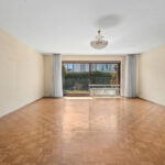 Freistehendes Einfamilienhaus mit Garten und Garage in familienfreundlicher Wohnlage von München