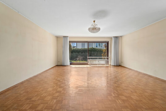 Freistehendes Einfamilienhaus mit Garten und Garage in familienfreundlicher Wohnlage von München