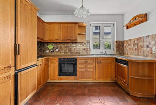 Freistehendes Einfamilienhaus mit Garten und Garage in familienfreundlicher Wohnlage von München