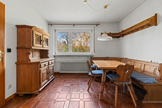 Freistehendes Einfamilienhaus mit Garten und Garage in familienfreundlicher Wohnlage von München