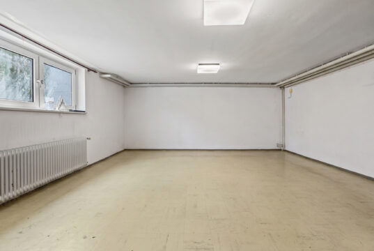 Freistehendes Einfamilienhaus mit Garten und Garage in familienfreundlicher Wohnlage von München