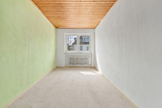 Freistehendes Einfamilienhaus mit Garten und Garage in familienfreundlicher Wohnlage von München