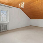 Freistehendes Einfamilienhaus mit Garten und Garage in familienfreundlicher Wohnlage von München