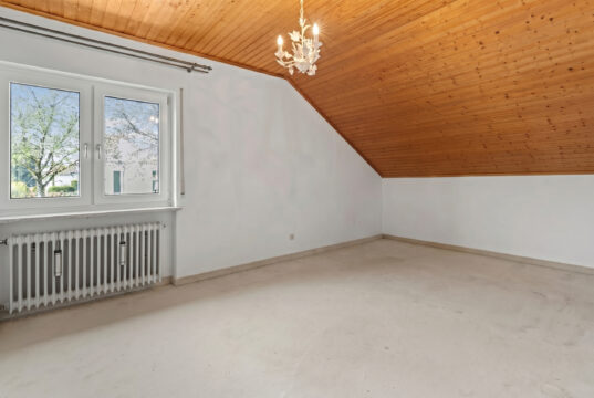 Freistehendes Einfamilienhaus mit Garten und Garage in familienfreundlicher Wohnlage von München