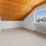 Freistehendes Einfamilienhaus mit Garten und Garage in familienfreundlicher Wohnlage von München