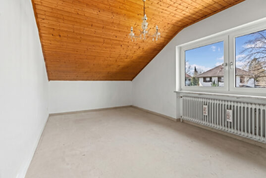 Freistehendes Einfamilienhaus mit Garten und Garage in familienfreundlicher Wohnlage von München