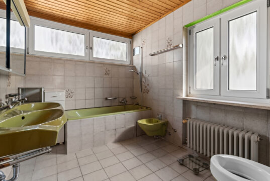 Freistehendes Einfamilienhaus mit Garten und Garage in familienfreundlicher Wohnlage von München