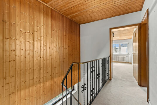 Freistehendes Einfamilienhaus mit Garten und Garage in familienfreundlicher Wohnlage von München