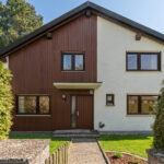 Freistehendes Einfamilienhaus mit Garten und Garage in familienfreundlicher Wohnlage von München