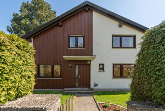 Freistehendes Einfamilienhaus mit Garten und Garage in familienfreundlicher Wohnlage von München