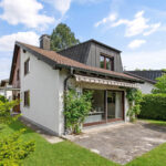 Freistehendes Einfamilienhaus mit Garten und Garage in familienfreundlicher Wohnlage von München