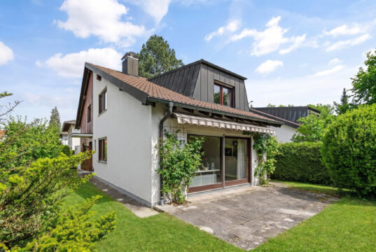 Freistehendes Einfamilienhaus mit Garten und Garage in familienfreundlicher Wohnlage von München