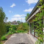 Freistehendes Einfamilienhaus mit Garten und Garage in familienfreundlicher Wohnlage von München