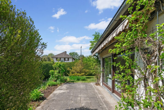 Freistehendes Einfamilienhaus mit Garten und Garage in familienfreundlicher Wohnlage von München