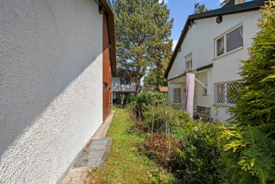 Freistehendes Einfamilienhaus mit Garten und Garage in familienfreundlicher Wohnlage von München