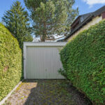 Freistehendes Einfamilienhaus mit Garten und Garage in familienfreundlicher Wohnlage von München
