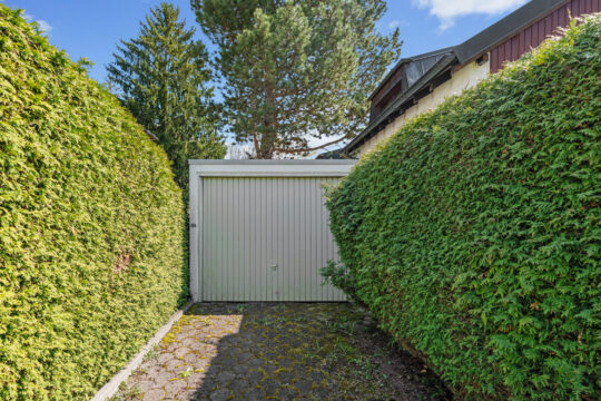 Freistehendes Einfamilienhaus mit Garten und Garage in familienfreundlicher Wohnlage von München