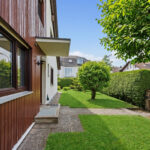 Freistehendes Einfamilienhaus mit Garten und Garage in familienfreundlicher Wohnlage von München