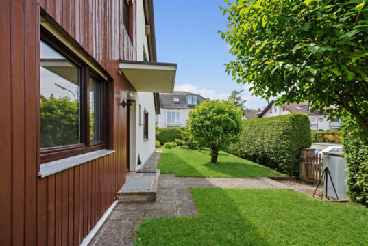 Freistehendes Einfamilienhaus mit Garten und Garage in familienfreundlicher Wohnlage von München