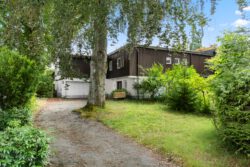 Charmantes Einfamilienhaus in Pöcking mit Pool, Doppelgarage und idyllischem Garten Charmantes Einfamilienhaus in Pöcking mit Pool, Doppelgarage und idyllischem Garten