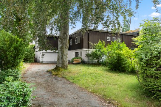Charmantes Einfamilienhaus in Pöcking mit Pool, Doppelgarage und idyllischem Garten Charmantes Einfamilienhaus in Pöcking mit Pool, Doppelgarage und idyllischem Garten