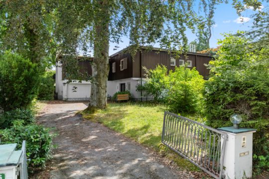 Charmantes Einfamilienhaus in Pöcking mit Pool, Doppelgarage und idyllischem Garten Charmantes Einfamilienhaus in Pöcking mit Pool, Doppelgarage und idyllischem Garten
