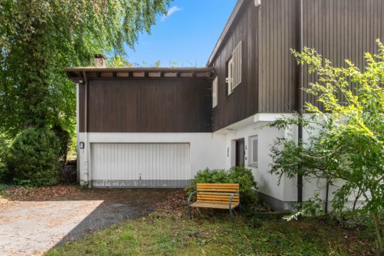 Charmantes Einfamilienhaus in Pöcking mit Pool, Doppelgarage und idyllischem Garten Charmantes Einfamilienhaus in Pöcking mit Pool, Doppelgarage und idyllischem Garten